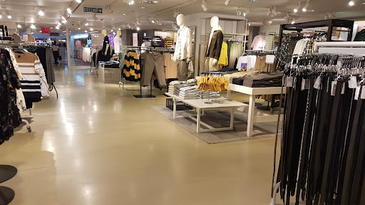 H&M (Avenue K)