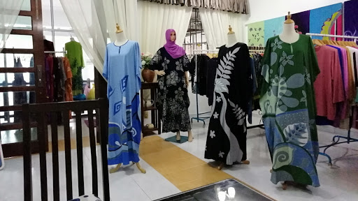 UNI BATIK, Butik Dalam Taman